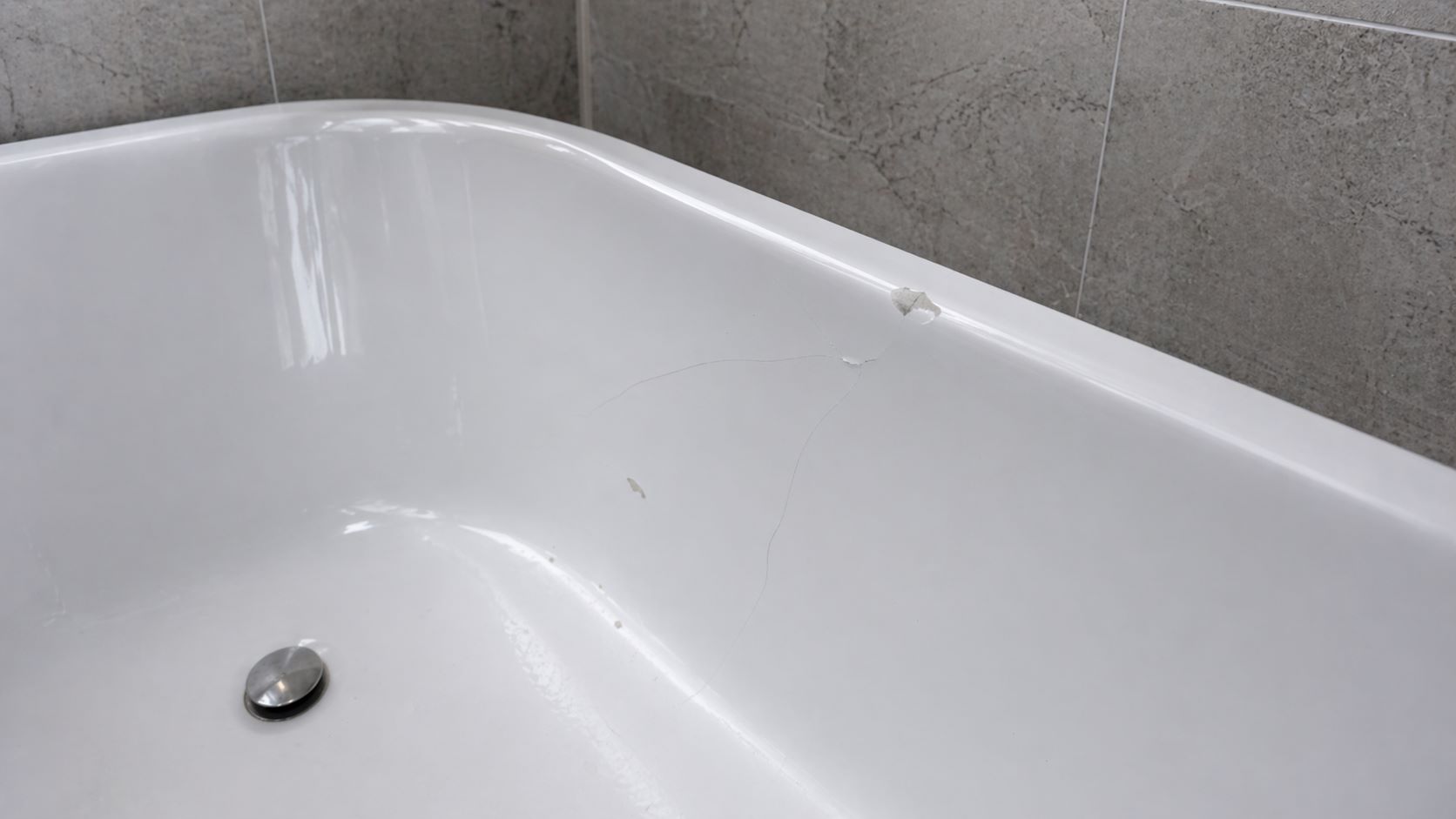 Сколы и трещины на акриловой ванне